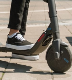 Imagen de una persona montada en un patinete eléctrico