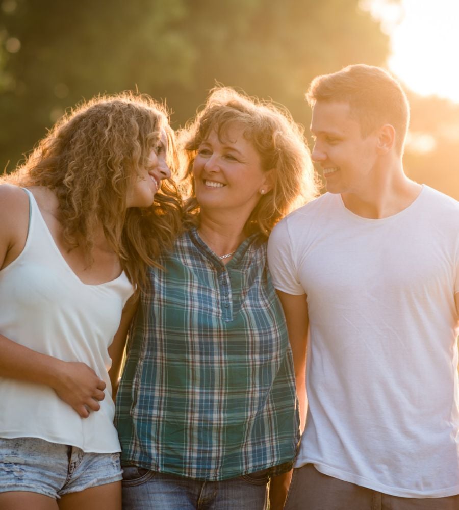 Imagen de dos adultos abrazándose a su madre