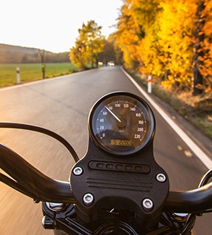 Imagen de una moto en la carretera