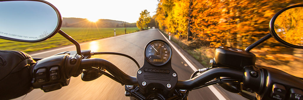 Imagen de una moto en la carretera