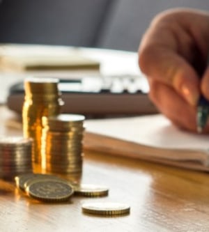 Imagen de una persona contando monedas