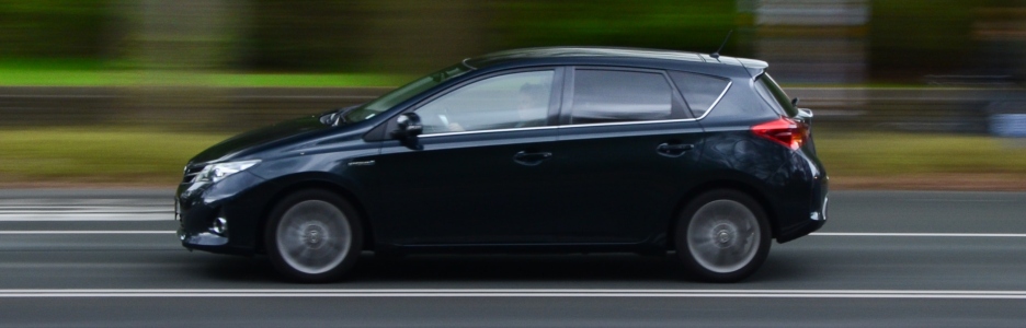 Imagen de un coche de color negro en la carretera