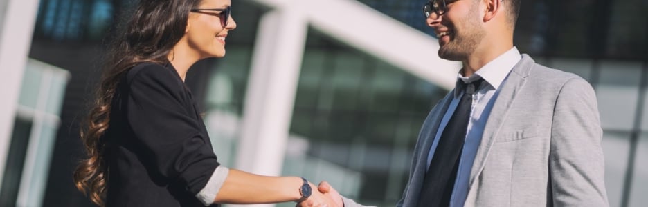 Imagen de dos personas dando un apretón de manos