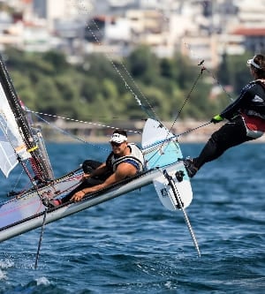 Imagen de Thessaloniki, Grecia - 30 de agosto de 2017: Atletas de yates en acción durante "2017 Tornado Open World, Campeonato Mundial Mixto y Juvenil"