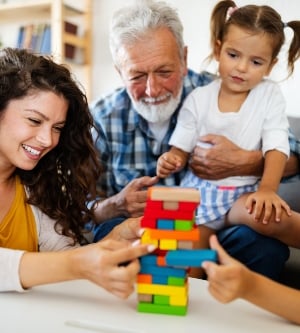 Imagen de una familia jugando el juego de Jenga