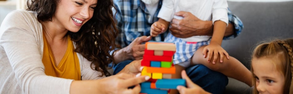 Imagen de una familia jugando el juego de Jenga