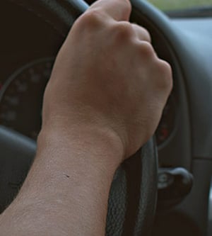 Imagen de una persona conduciendo su coche