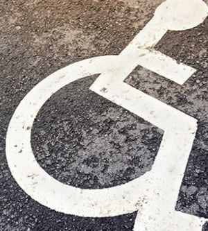 Imagen del símbolo de aparcamiento para discapacitados en la calle