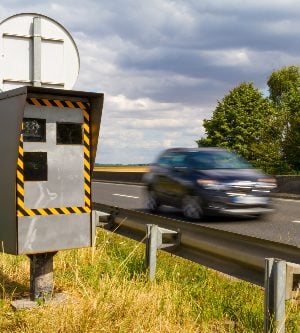 Imagen de un radar tomando el control de velocidad de vehículos en la carretera