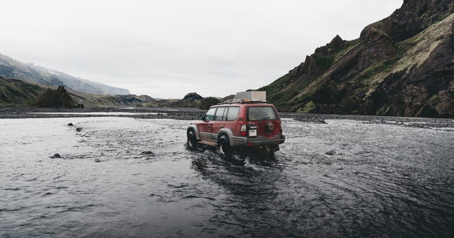 Imagen de un vehículo todoterreno por las montañas