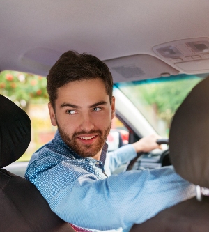 Imagen de un hombre en su coche aparcando