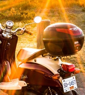 Imagen de una moto aparcado al lado de la acera