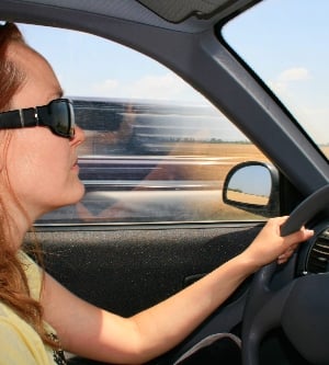 Imagen de una mujer conduciendo su coche