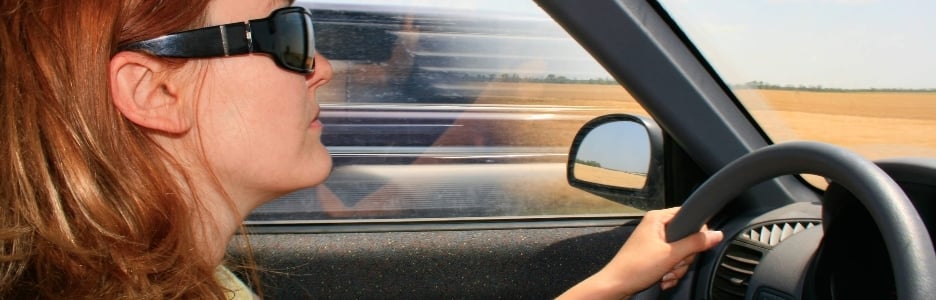 Imagen de una mujer conduciendo su coche