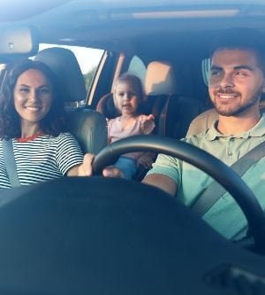 Imagen de una familia en coche