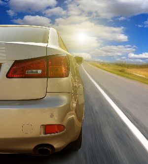 Imagen de la parte trasera de un coche mientras circula por la carretera