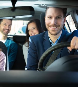 Imagen de un grupo de personas en un coche compartido