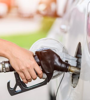 Imagen de una persona metiendo gas en su coche