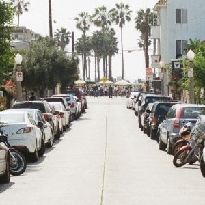 Imagen de coches y motos aparcados en una calle