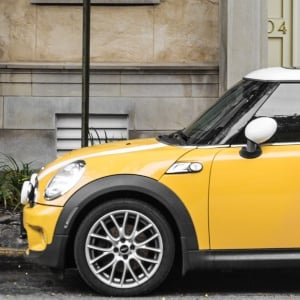 Imagen de un coche de color amarillo aparcado