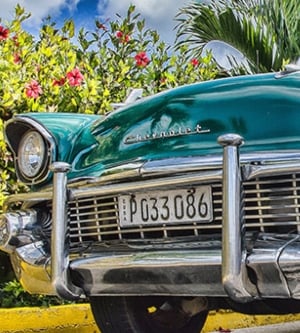 Imagen de un coche clásico aparcado en la calle