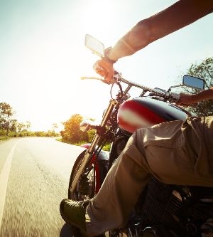 Imagen de una moto en la carretera
