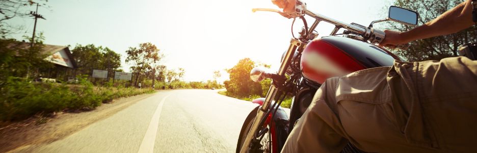 Imagen de una moto en la carretera