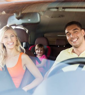 Imagen de una familia en coche