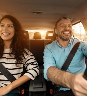 Imagen de feliz pareja disfrutando de conducir en un auto nuevo