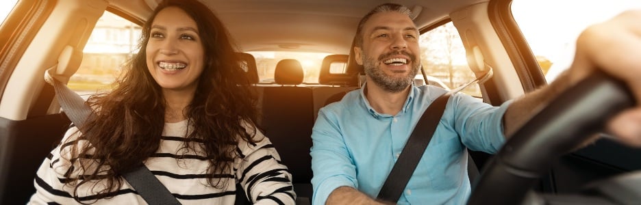 Imagen de feliz pareja disfrutando de conducir en un auto nuevo
