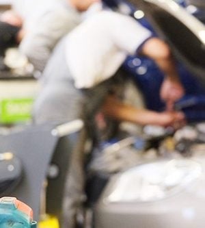 Imagen de un mecánico inspeccionando un coche