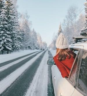 Imagen de una mujer buscando auxilio después de que su coche sufre una avería