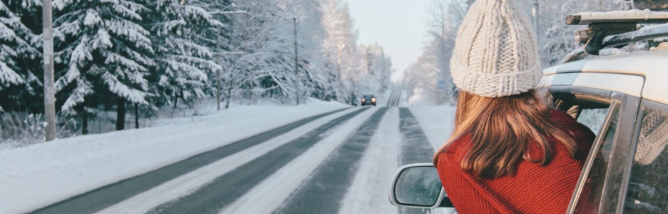Imagen de una mujer buscando auxilio después de que su coche sufre una avería