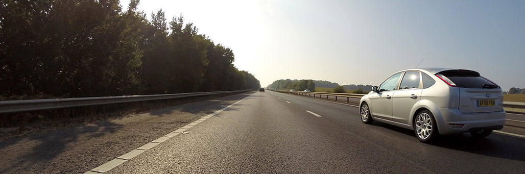 Imagen de un coche circulando por la autopista