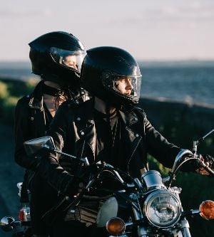 Imagen de dos personas en una motocicleta haciendo un viaje por el país