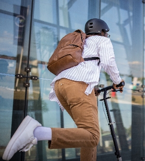 Imagen de hombre montando patinete eléctrico