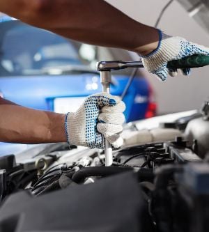 Imagen de un mecánico arreglando un coche