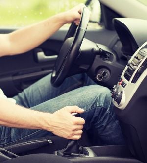 Imagen de un hombre conduciendo su coche cambiando la marcha