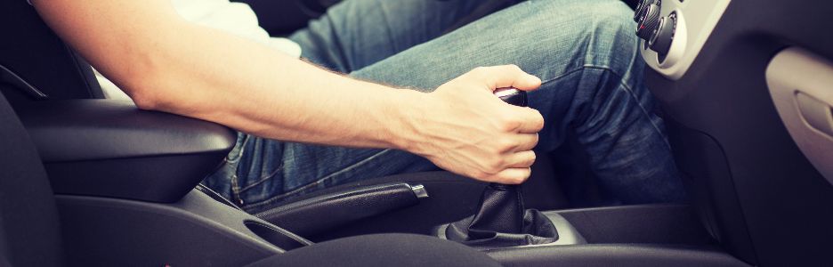 Imagen de un hombre conduciendo su coche cambiando la marcha