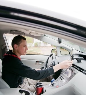 Imagen de un hombre en su coche