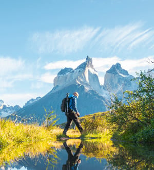 Imagen de un hombre haciendo una excursión por la montaña