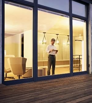 Imagen de un hombre mirando de como obtener un certificado energético para su vivienda
