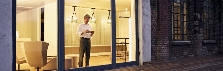 Imagen de un hombre mirando de como obtener un certificado energético para su vivienda