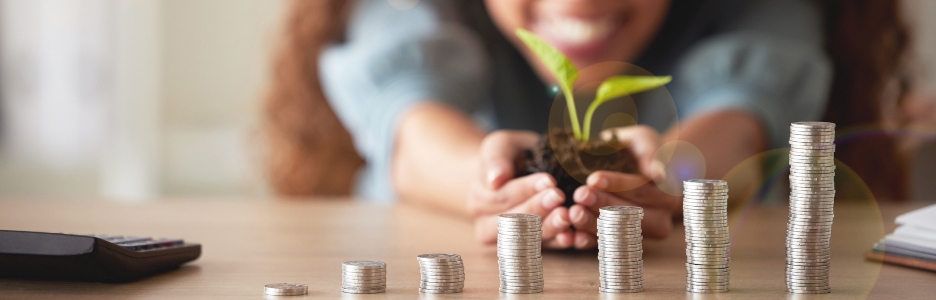 Imagen de una mujer positiva con una planta en sus manos