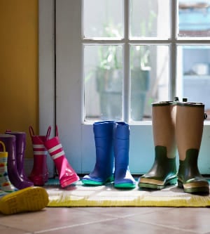 Imagen de botas en el pasillo de una casa