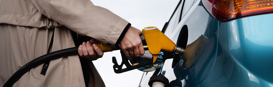 Imagen de una mujer bombeando gasolina en el surtidor de gasolina la mujer reposta el coche una mujer en una gasolinera una mujer llena un coche con gasolina en una gasolinera inyección de combustible en el tanque detalle de una mujer llenando un coche con combustible diésel