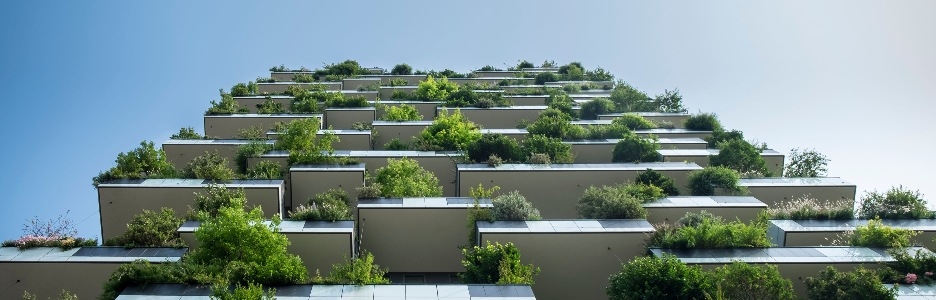 Imagen de la fachada de un edificio con plantas