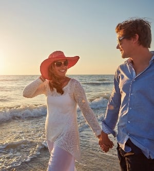Imagen de nada dice romance como un paseo al atardecer en la playa, una pareja feliz caminando por la playa
