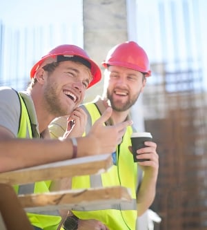Imagen de trabajadores de la construcción que tienen un descanso en el sitio de construcción