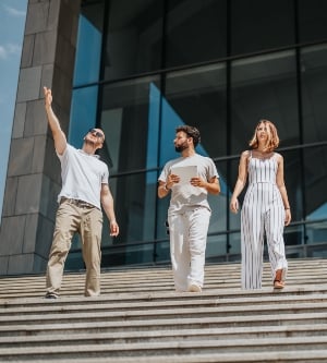 Imagen de un equipo empresarial discutiendo un nuevo proyecto en el área urbana de la ciudad